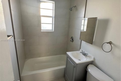 House in West Park, Florida 1 bedroom, 55.74 sq.m. № 2027218 - photo 4