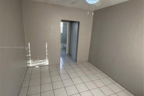 House in West Park, Florida 1 bedroom, 55.74 sq.m. № 2027218 - photo 3