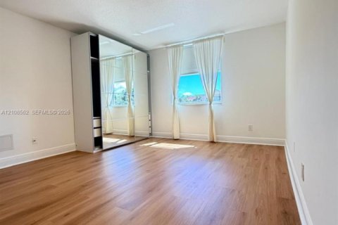 Condo in Dania Beach, Florida, 2 bedrooms  № 2422634 - photo 12