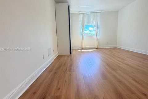 Condo in Dania Beach, Florida, 2 bedrooms  № 2422634 - photo 13