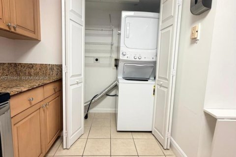 Condo in Dania Beach, Florida, 2 bedrooms  № 2422634 - photo 7