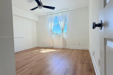 Condo in Dania Beach, Florida, 2 bedrooms  № 2422634 - photo 21