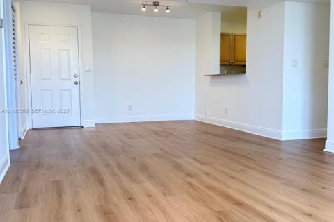 Condo in Dania Beach, Florida, 2 bedrooms  № 2422634 - photo 11