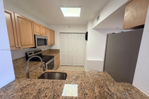 Condo in Dania Beach, Florida, 2 bedrooms  № 2422634 - photo 9