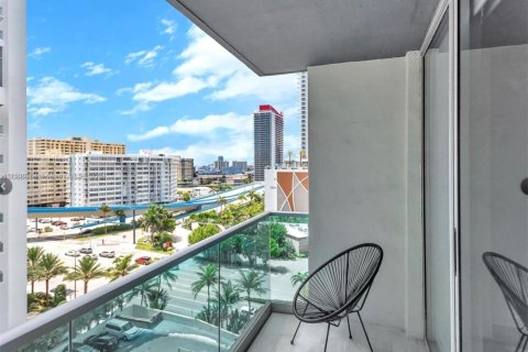 Condominio en alquiler en Hollywood, Florida, 2 dormitorios, 107.12 m2 № 2039891 - foto 3