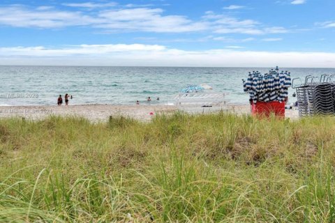 Condominio en Hollywood, Florida, 2 dormitorios  № 2039891