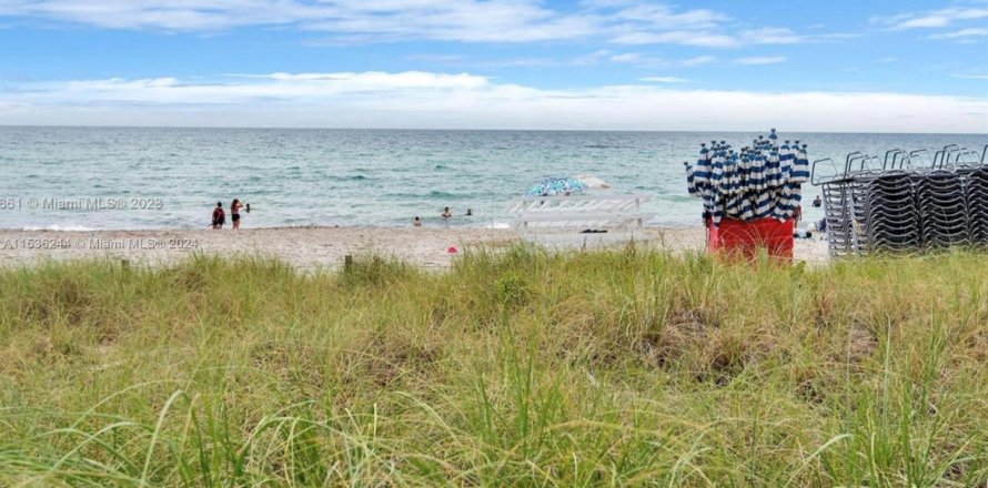 Condominio en Hollywood, Florida, 2 dormitorios  № 2039891