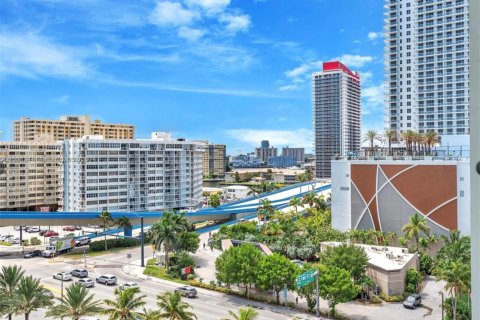 Condominio en alquiler en Hollywood, Florida, 2 dormitorios, 107.12 m2 № 2039891 - foto 13