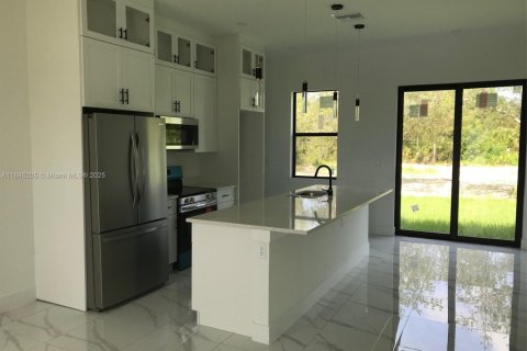House in Lehigh Acres, Florida 3 bedrooms № 1840952 - photo 5