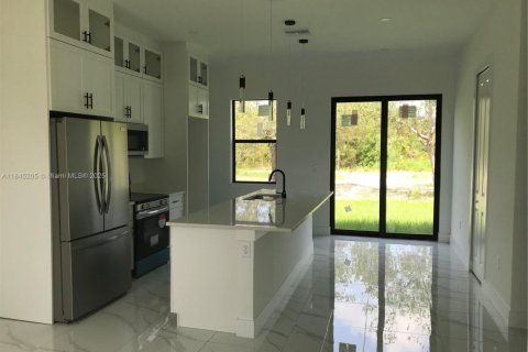 House in Lehigh Acres, Florida 3 bedrooms № 1840952 - photo 6