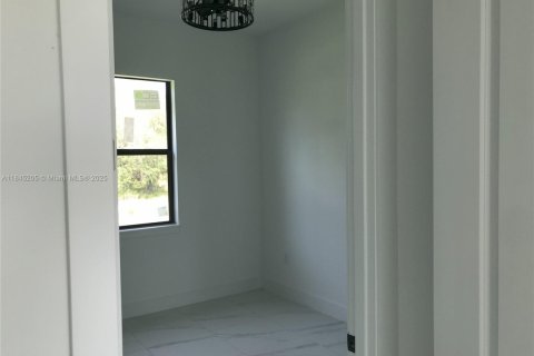 House in Lehigh Acres, Florida 3 bedrooms № 1840952 - photo 7
