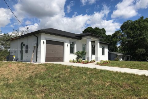 House in Lehigh Acres, Florida 3 bedrooms № 1840952 - photo 4