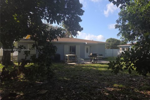 Купить виллу или дом в Майами-Гарденс, Флорида 3 спальни, 110.74м2, № 1975466 - фото 30