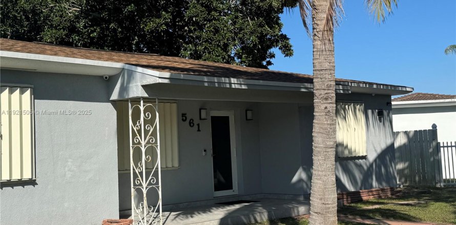 Villa ou maison à Miami Gardens, Floride 3 chambres, 110.74 m2 № 1975466