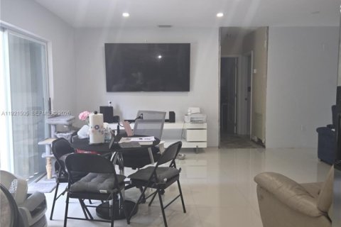 Купить виллу или дом в Майами-Гарденс, Флорида 3 спальни, 110.74м2, № 1975466 - фото 25