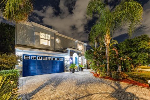House in New Port Richey, Florida 4 bedrooms, 267 sq.m. № 2308781