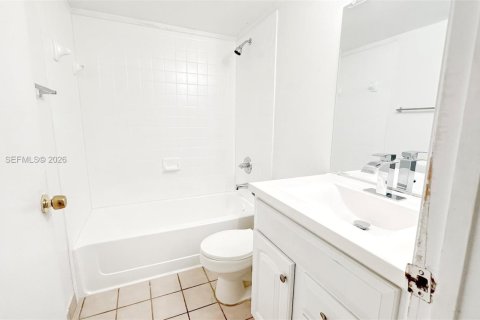 Condo in Pembroke Pines, Florida, 2 bedrooms  № 2068244 - photo 16