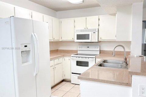 Condo in Pembroke Pines, Florida, 2 bedrooms  № 2068244 - photo 2