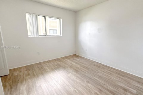 Condo in Pembroke Pines, Florida, 2 bedrooms  № 2068244 - photo 13