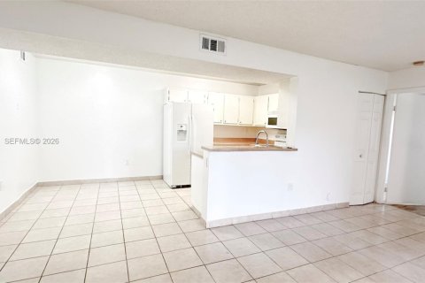 Condo in Pembroke Pines, Florida, 2 bedrooms  № 2068244 - photo 11