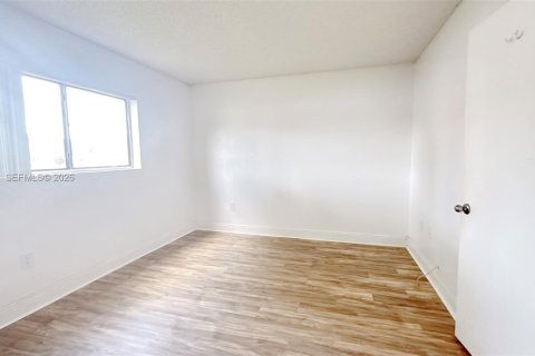 Condo in Pembroke Pines, Florida, 2 bedrooms  № 2068244 - photo 6