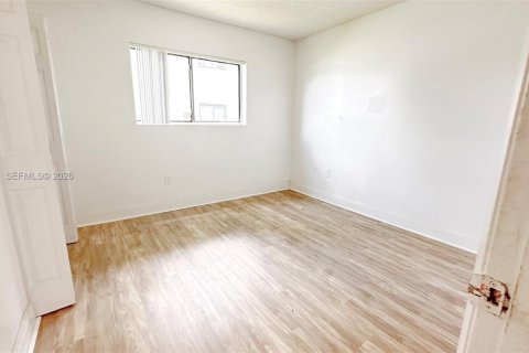 Condo in Pembroke Pines, Florida, 2 bedrooms  № 2068244 - photo 17