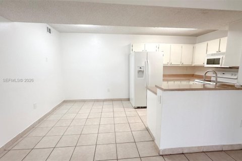 Condo in Pembroke Pines, Florida, 2 bedrooms  № 2068244 - photo 3