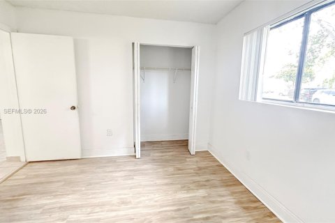 Condo in Pembroke Pines, Florida, 2 bedrooms  № 2068244 - photo 12