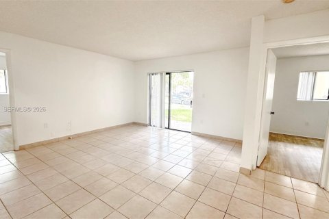 Condo in Pembroke Pines, Florida, 2 bedrooms  № 2068244 - photo 18