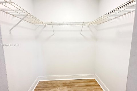 Condo in Pembroke Pines, Florida, 2 bedrooms  № 2068244 - photo 8