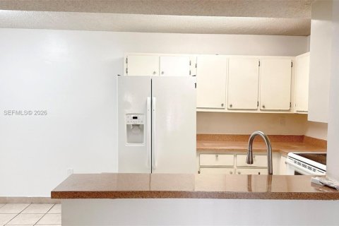 Condo in Pembroke Pines, Florida, 2 bedrooms  № 2068244 - photo 4