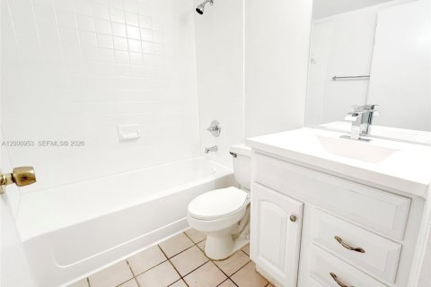 Condo in Pembroke Pines, Florida, 2 bedrooms  № 2068244 - photo 15