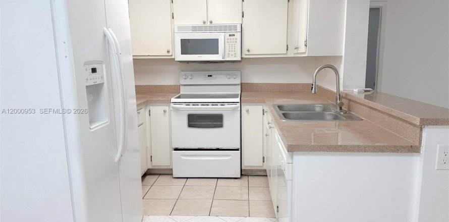 Condo in Pembroke Pines, Florida, 2 bedrooms  № 2068244