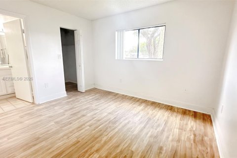 Condo in Pembroke Pines, Florida, 2 bedrooms  № 2068244 - photo 9