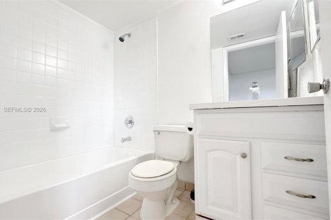 Condo in Pembroke Pines, Florida, 2 bedrooms  № 2068244 - photo 7