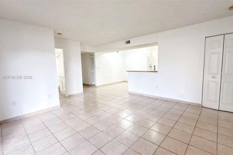 Condo in Pembroke Pines, Florida, 2 bedrooms  № 2068244 - photo 10