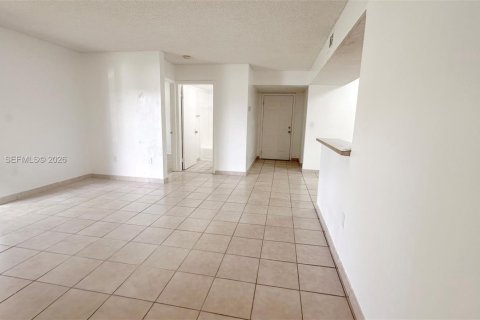 Condo in Pembroke Pines, Florida, 2 bedrooms  № 2068244 - photo 5