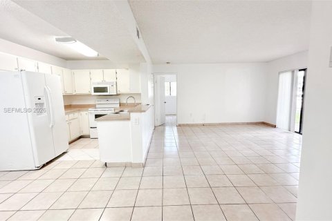 Condo in Pembroke Pines, Florida, 2 bedrooms  № 2068244 - photo 19