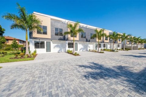 Townhouse in Tampa, Florida 4 bedrooms, 199.09 sq.m. № 2396343 - photo 3