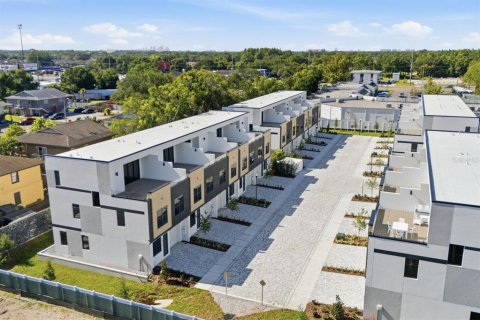 Townhouse in Tampa, Florida 4 bedrooms, 199.09 sq.m. № 2396343 - photo 4