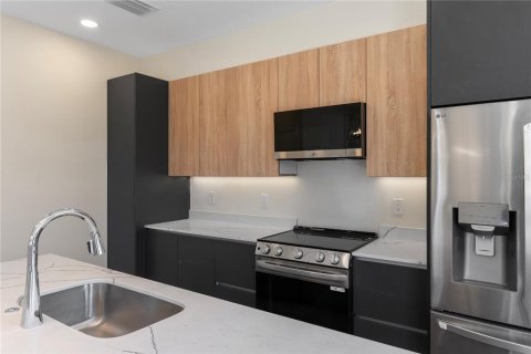 Townhouse in Tampa, Florida 4 bedrooms, 199.09 sq.m. № 2396343 - photo 14