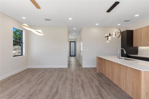 Townhouse in Tampa, Florida 4 bedrooms, 199.09 sq.m. № 2396343 - photo 10