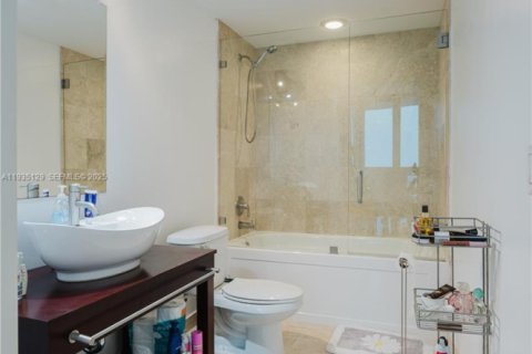Condo in Miami, Florida, 2 bedrooms  № 2052768 - photo 13