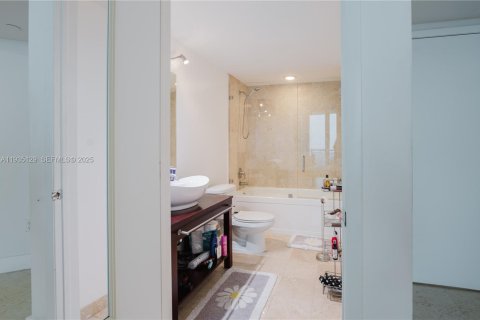 Condo in Miami, Florida, 2 bedrooms  № 2052768 - photo 14