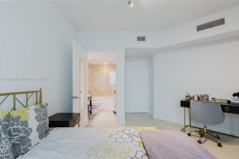 Condo in Miami, Florida, 2 bedrooms  № 2052768 - photo 12
