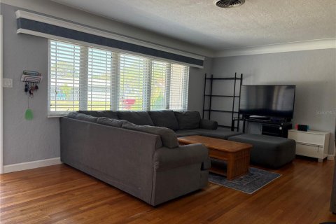 House in Saint Petersburg, Florida 3 bedrooms, 111.85 sq.m. № 1716699 - photo 3