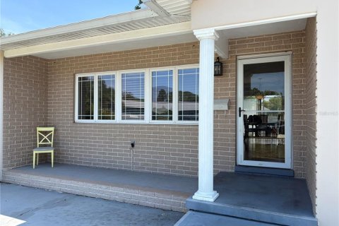 House in Saint Petersburg, Florida 3 bedrooms, 111.85 sq.m. № 1716699 - photo 1