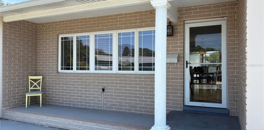 House in Saint Petersburg, Florida 3 bedrooms, 111.85 sq.m. № 1716699