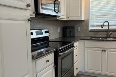 House in Saint Petersburg, Florida 3 bedrooms, 111.85 sq.m. № 1716699 - photo 7