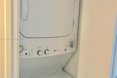 Condo in Miami, Florida, 1 bedroom  № 2002908 - photo 11